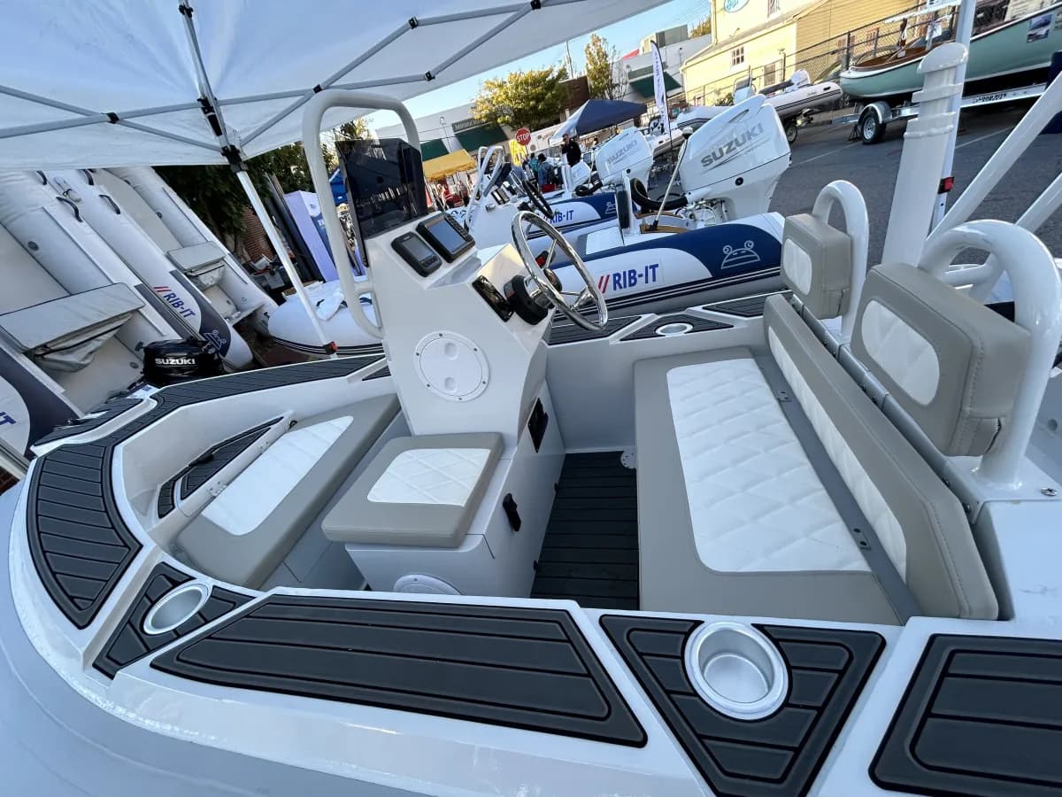 Hand welding marine aluminum hull